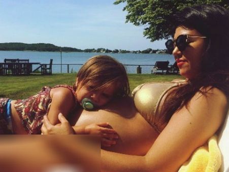 பத்திரிகைக்கு பிறந்தமேனியாக போஸ் கொடுத்த டிவி நடிகை: வீட்டில் அப்படித்தானாம்