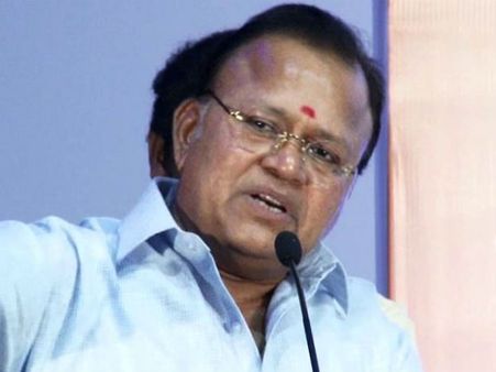 வைரமுத்துவை பிளாக்மெயில் செய்தார் சின்மயி: ராதாரவி