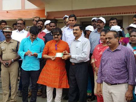 நாகை கலெக்டரை நேரில் சந்தித்த விவேக்.. வேன் நிறைய தார்பாய் உள்ளிட்ட நிவாரணப் பொருட்கள் அளித்தார்!