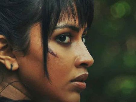 வேலைன்னு வந்துட்டா வெள்ளக்காரி... அடர்ந்த காட்டுக்குள் தனியே சிக்கித் தவித்த அமலா பால்!