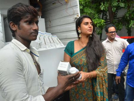 “கஜாவால் பாதிக்கப்பட்டவர்களுக்கு ‘இது’ தான் இப்போ முக்கியம்”.. கஸ்தூரி சொல்றதும் கரெக்டு தான்!