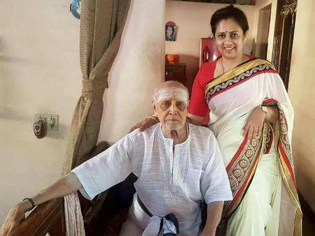 அப்பாவின் மரணத்திற்கு துக்கம் அனுஷ்டிக்காமல் கொண்டாடிய லட்சுமிராமகிருஷ்ணன்.. ஏன் தெரியுமா?
