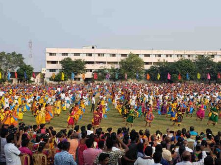 ஒரே மேடையில் 1418 பேர் நடனம்... கின்னஸில் இடம் பிடித்தது தமிழர்களின் ஒயிலாட்டம்!