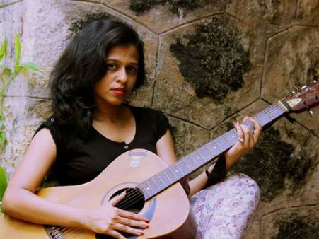 பிரபல டிவி நிகழ்ச்சி தொகுப்பாளினி மாரடைப்பால் மரணம்