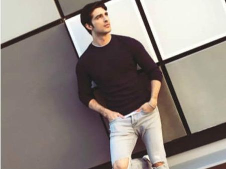 காதலிக்காக அவன் அவன் உயிரை கொடுக்கிறான், நடிகைக்காக இவர் எதை கொடுத்திருக்கிறார் பாருங்க