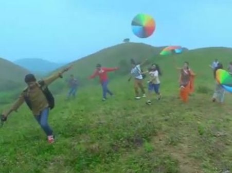 நல்ல சக்திக்கும் தீய சக்திக்கும் நடக்கும் சண்டை... 'சந்தோஷத்தில் கலவரம்'! விமர்சனம்