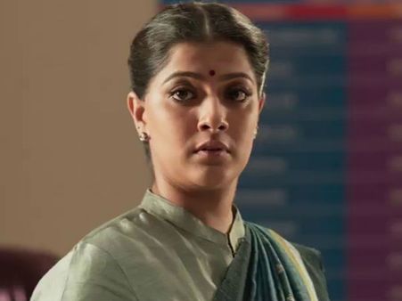 ஒரு படத்தை பார்த்து பயப்படும் அளவுக்கா அரசு வீக்கா உள்ளது: வரலட்சுமி 'பாப்பா' பொளேர்