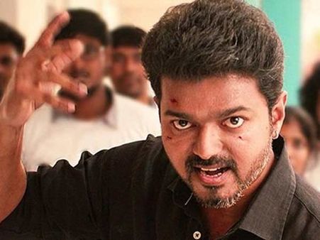 அட முட்டாப்பயலே, அது நான் காசு போட்டு வாங்கினதுடா: அம்மாவிடம் திட்டு வாங்கிய விஜய் ரசிகர்