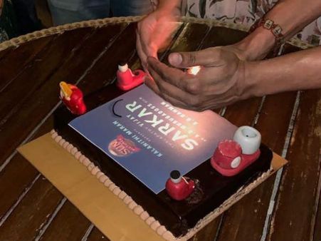 சர்கார் கொண்டாட்டத்தில் விஜய் வெட்டிய மிக்சி கிரைண்டர் கேக்