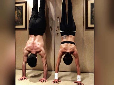 தன்னை விட 15 வயது சிறியவரை காதலிக்கும் நடிகை: ஜோடியாக தலை கீழாக நின்று புகைப்படம்