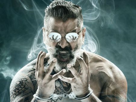 'கடாரம் கொண்டான்' - கமல் வெளியிட்ட விக்ரம் படத்தின் ஃபர்ஸ்ட் லுக்!