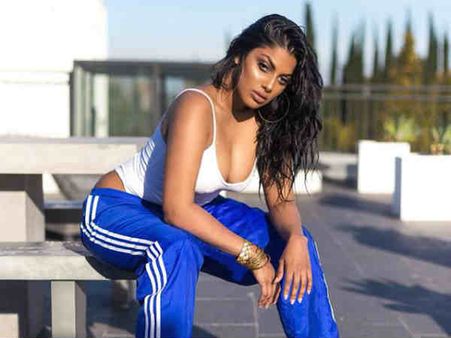 <b>Exclusive: </b> இமேஜ் பற்றி எல்லாம் கவலைப்படுவதில்லை... 'இருட்டு அறை' நாயகி சந்ரிகா ஓப்பன் டாக்!