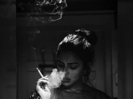 முதலில் தண்ணி, இப்போ தம், அடுத்து...: அமலா பாலை விளாசும் நெட்டிசன்கள்