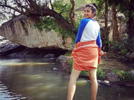 லுங்கியை மடித்துக் கட்டி கையில் சரக்கு: என்னம்மா அமலா இப்படி பண்றீங்களேம்மா