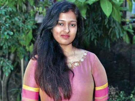 'அரசியல் செய்வதற்காக அடம்பிடித்து சபரிமலை செல்லும் பெண்கள்'... காயத்திரி ரகுராம் சர்ச்சை கருத்து!