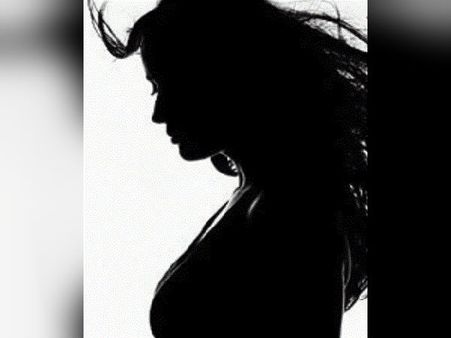 ஒரே பேச்சு தான்: ஒரு விரலை ஆட்டி அலற வைக்கும் நடிகை