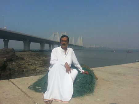 டக்குன்னு பார்த்தா அப்படியே ஹெச். ராஜா மாதிரியே இருக்காருல்ல?