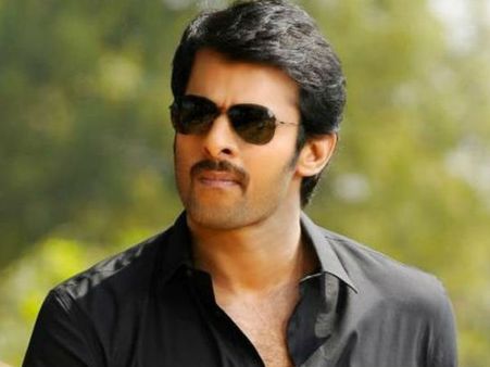 டிவி நிகழ்ச்சியில் பிரபாஸிடம் இப்படியா கேட்பார் அந்த இயக்குனர்: ச்சீ, ரொம்ப மோசம்