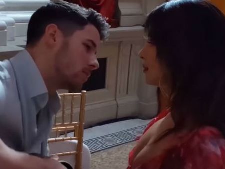 கணவர் நிக் பாட, ப்ரியங்கா ஆட: அடடா, அடடா அடடடடா...