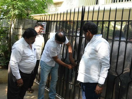 கிரிமினல் குற்றங்கள் செய்த விஷால் பதவி விலக வேண்டும்: தயாரிப்பாளர் சங்கத்துக்கு பூட்டு