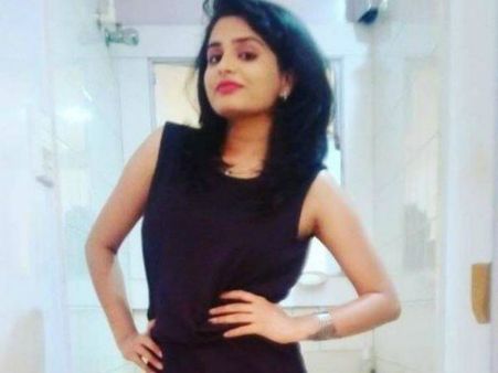 காதலருடன் சண்டை.. 4வது மாடியில் இருந்து குதித்து பிரபல தொகுப்பாளினி தற்கொலை!