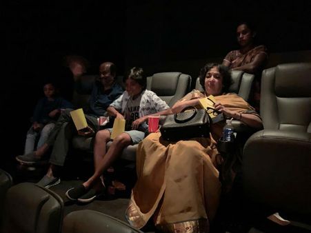 லதாவுக்கு பின்னால் நிற்கும் பெண் யார்?: தேவையில்லாத பேச்சுக்கு முடிவுகட்டுங்க ரஜினி சார்