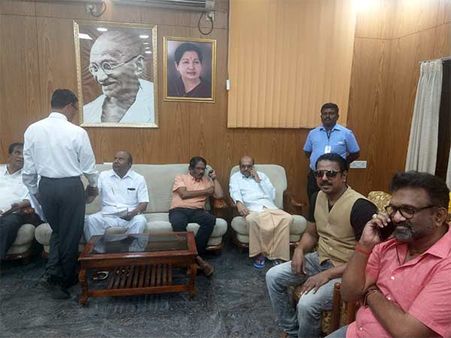 விஷாலுக்கு அதிகரிக்கும் நெருக்கடி.. முதல்வரை சந்தித்த ‘போர்க்கொடி’ தயாரிப்பாளர்கள்!