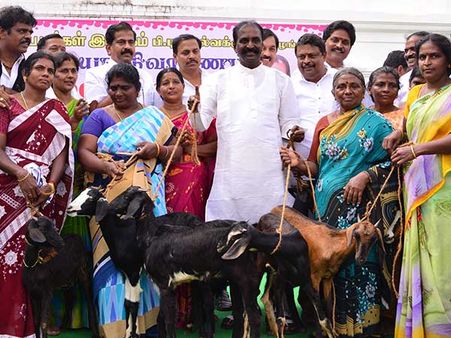 யாரும் யார் கால்களிலும் விழவேண்டியதில்லை.... வைரமுத்து ஆவேசம்!