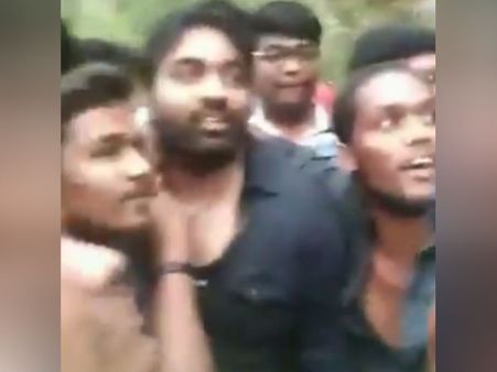 சுற்றி வளைத்த ரசிகர்கள்: விஜய் சேதுபதியை தவிர வேறு யாரும் இப்படி செய்ய மாட்டாங்க