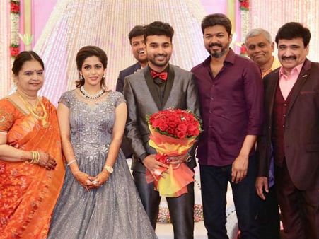 நண்பன் ரமேஷ் கண்ணா வீட்டு விசேஷத்தில் கலந்து கொண்ட விஜய்: வைரல் புகைப்படங்கள்