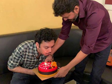 நாசர் மகனின் கனவை நிறைவேற்றி வைத்த விஜய்: ரசிகர்கள் லைட்டா பொறாமை