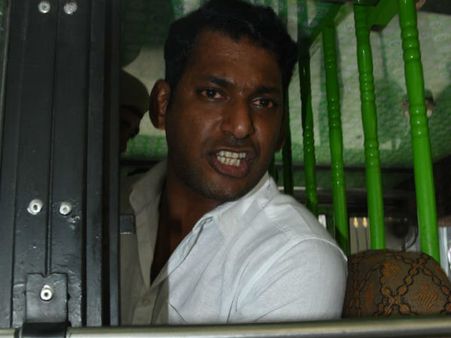 சாவி வேண்டாம், பூட்டை உடைப்பேன்: போலீசாருடன் மல்லுக்கட்டிய விஷால் கைது