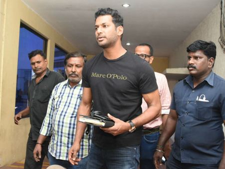 தயாரிப்பாளர் சங்க விவகாரம்.... பூட்டு போட்ட தயாரிப்பாளர்களுக்கு விஷால் நோட்டீஸ்!