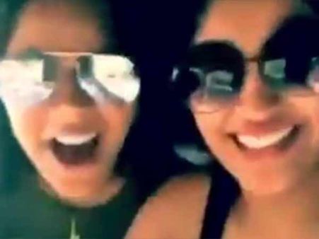 ஆட்டோவில் ஊர் சுற்றி... நடு ரோட்டில் 'உம்மா'.... பிக் பாஸ் யாஷிகா, ஐஸ்வர்யாவின் வைரல் வீடியோ!