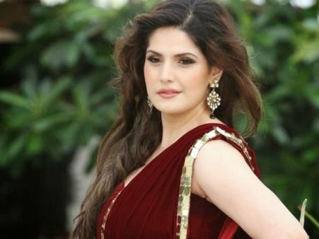 நடிகையின் கார் மீது பைக் மோதி விபத்து: வாலிபர் பலி