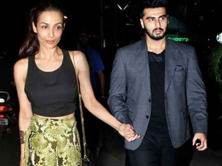 கணவரை பிரிந்த சீனியர் நடிகை இளம் ஹீரோவை காதலிப்பதை உளறிய இயக்குனர்