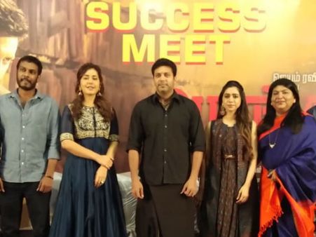 போலீஸாரிடம் அடிவாங்கிய இசையமைப்பாளர்.... வேண்டுமென்றே வேடிக்கை பார்த்த ஜெயம் ரவி பட இயக்குனர்!