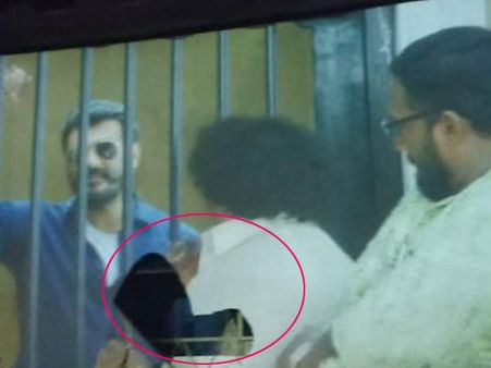 அஜித்தை தொடும் ஆசையில் தியேட்டரில் ஸ்கிரீனை கிழித்த ரசிகர்கள் #Viswasam