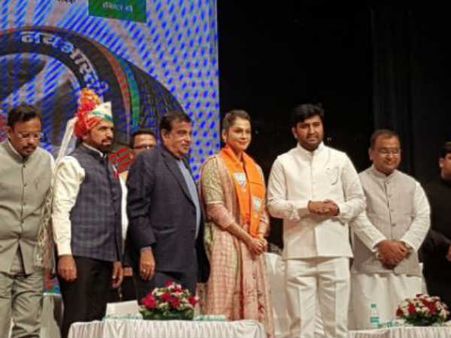 அரசியலில் குதித்த விஜய் ஹீரோயின்.. பாஜகவில் இணைந்தார்!