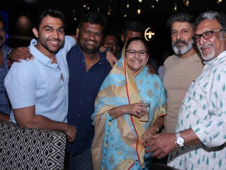 விக்ரமின் #Kadaramkondan மூலம் நடிகராகும் வாரிசு: யார் மகன் தெரியுமோ?