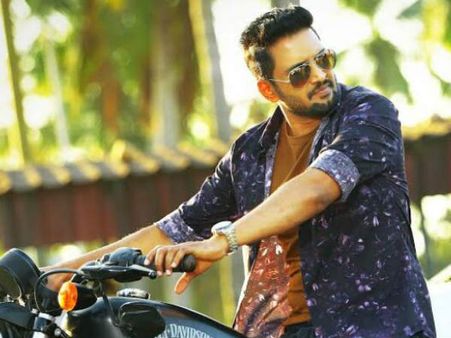 பேட்ட டயலாக் பேசும் பேய், தூக்குதுரையா மாறிய சந்தானம்: டிடி2 டீஸர்