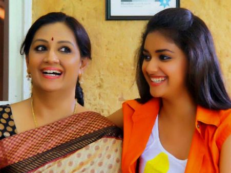 என்ன கொடுமை சார் இது.. பாட்டிக்கும் சேர்த்து சான்ஸ் தேடும் பிரபல வாரிசு நடிகை!