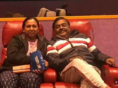 அமெரிக்க தியேட்டரில் அக்வாமேன் படம் பார்த்த விஜயகாந்த்: அந்த சிரிப்பை பாருங்கய்யா!