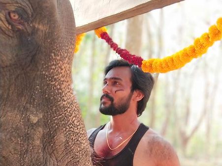 Raja Bheema.. யானை மேல் இருந்து தவறி விழுந்த ஆரவ்.. படப்பிடிப்பில் பரபரப்பு!