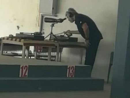 துப்பாக்கியை கையில் எடுத்த அஜித்: தீயாக பரவிய புகைப்படம்