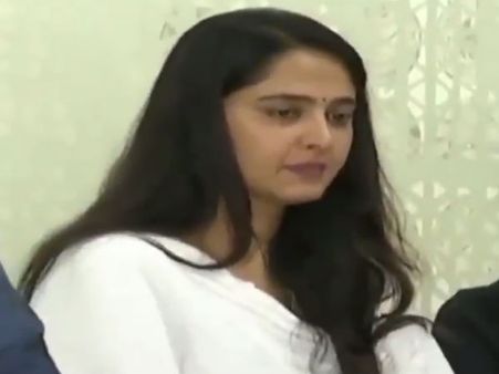 ஒரே படத்தில் தன் இமேஜை மாற்றியவர்.. ‘அருந்ததி’ பட இயக்குநருக்கு அனுஷ்கா நேரில் அஞ்சலி