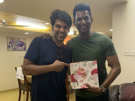 இதை என்னால் நம்பவே முடியவில்லை: ஆர்யா பற்றி ட்வீட்டிய விஷால்