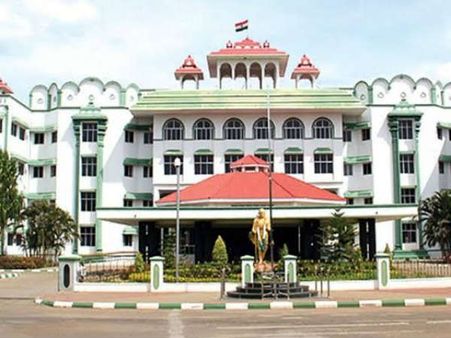 மதுரையில் உள்ள சினிமா திரையரங்குகளில் சிறப்பு காட்சிகள் ஒளிபரப்ப உயர்நீதிமன்ற மதுரை கிளை தடை