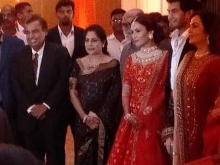 சவுந்தர்யா, விசாகன் திருமண வரவேற்பில் கலந்து கொண்ட முகேஷ் அம்பானி, நீதா