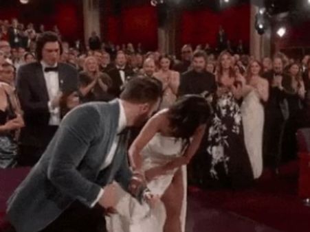 Oscars 2019- தடுக்கி விழப் பார்த்த நடிகை: கை கொடுத்து உதவிய கேப்டன் அமெரிக்கா